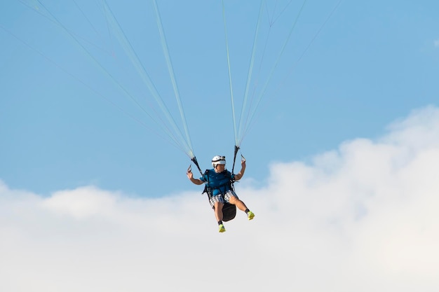 Parapendio nel cielo