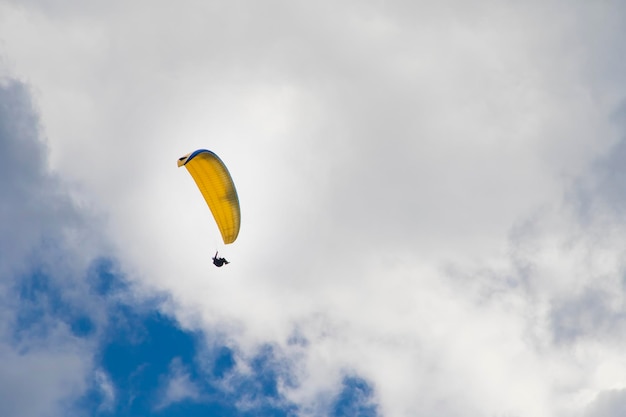 Parapendio nel cielo