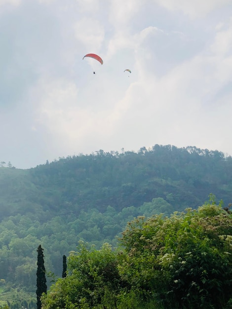 Parapendio nella città di Batu