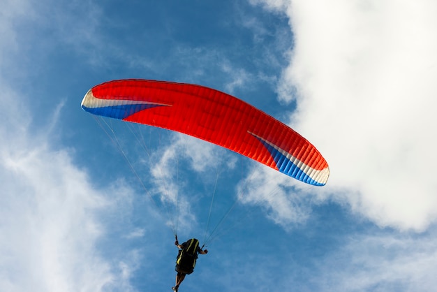 parapendio sul cielo blu