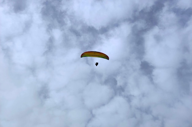 Parapendio sul cielo nuvoloso