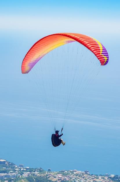 Parapendio sulla costa del mare