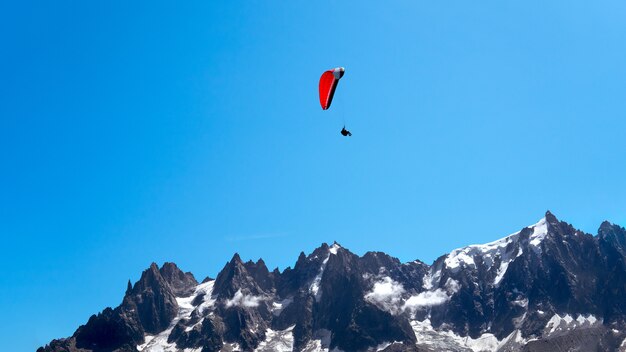 Parapendio sulla scena delle Alpi francesi