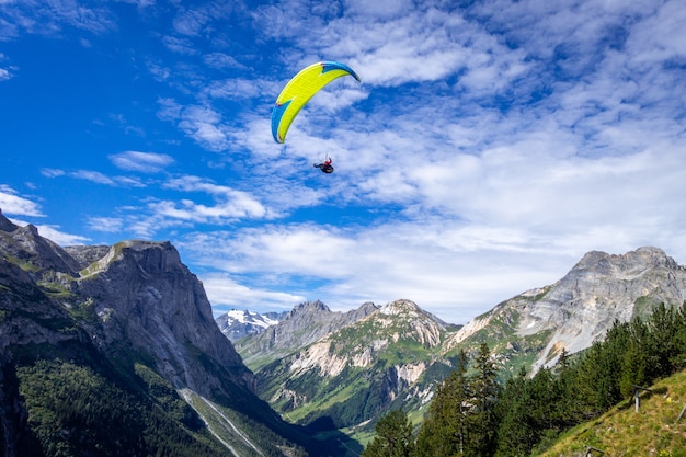 Parapendio sulle montagne pralognan nel Parco Nazionale della Vanoise, Francia