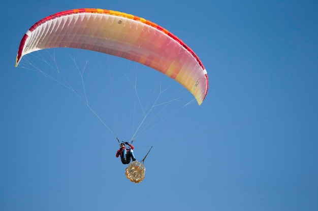 Parapendio vola nel cieloBright parapendio nel cielo