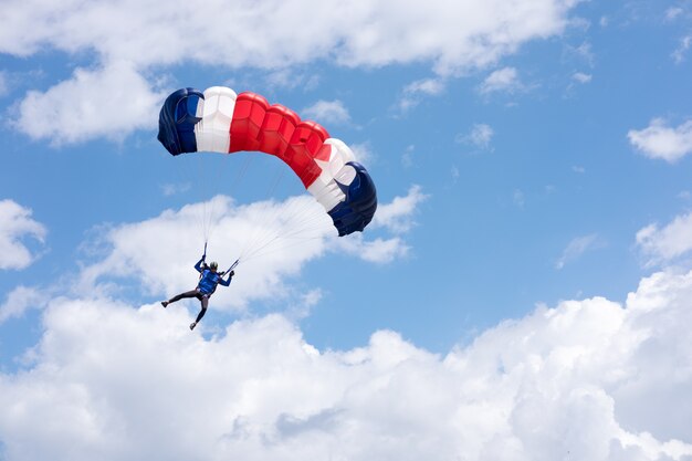 Paraplane in cielo nuvoloso blu