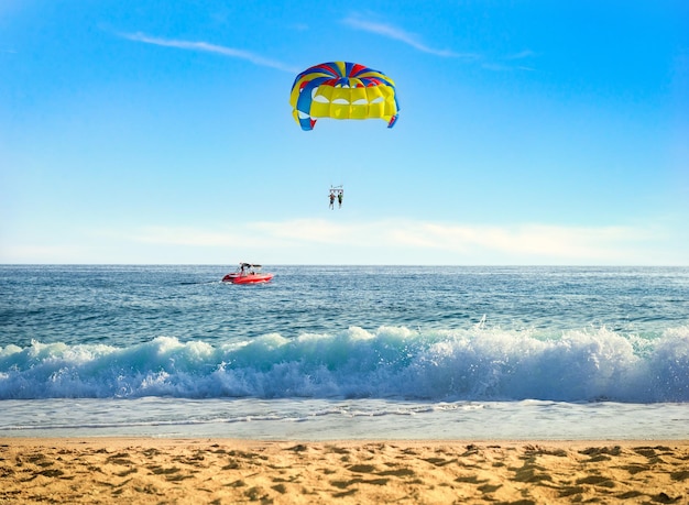 Parasailing sul mare in una soleggiata giornata estiva