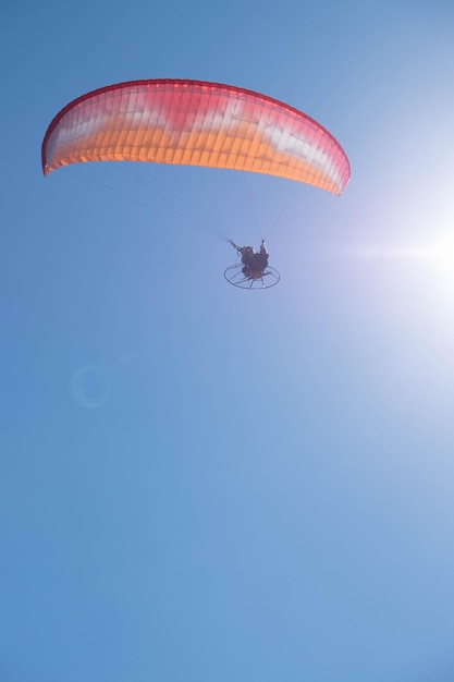 Parasailing sulla spiaggia di Las Flores in una giornata molto calda durante l'estate a Maldonado Uruguay