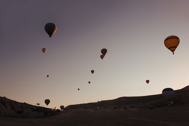 Parata in mongolfiera in cappadocia all'alba