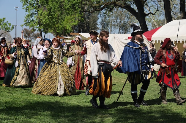 Parata reale in costumi d'epoca in una fiera rinascimentale