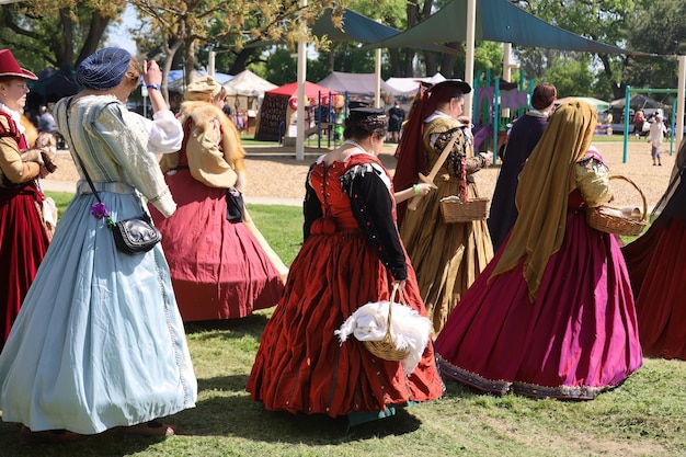 Parata reale in costumi d'epoca in una fiera rinascimentale