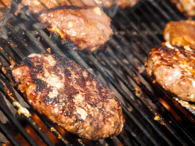 Parate gourmet di hamburger sulla griglia.