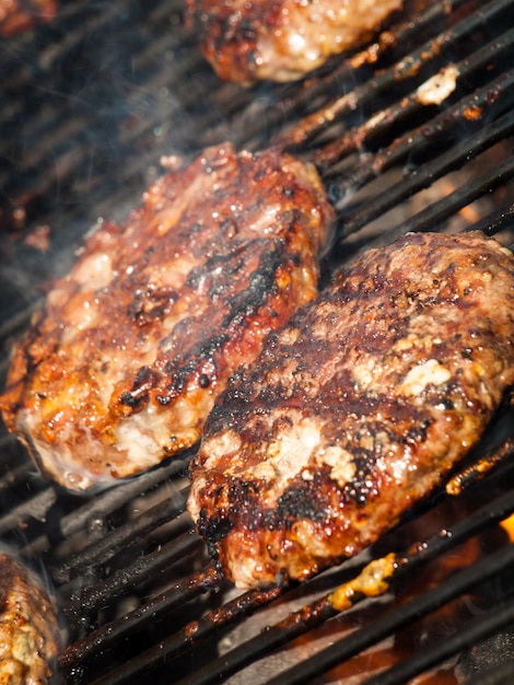 Parate gourmet di hamburger sulla griglia.