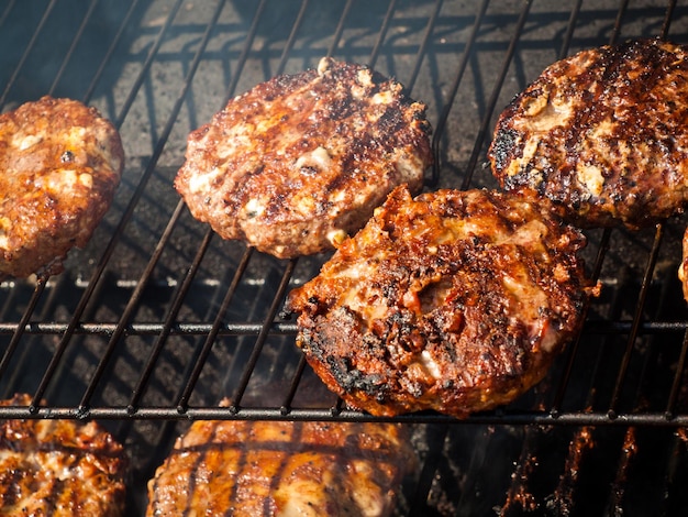 Parate gourmet di hamburger sulla griglia.