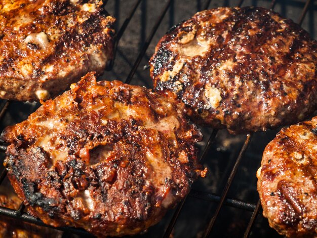 Parate gourmet di hamburger sulla griglia.