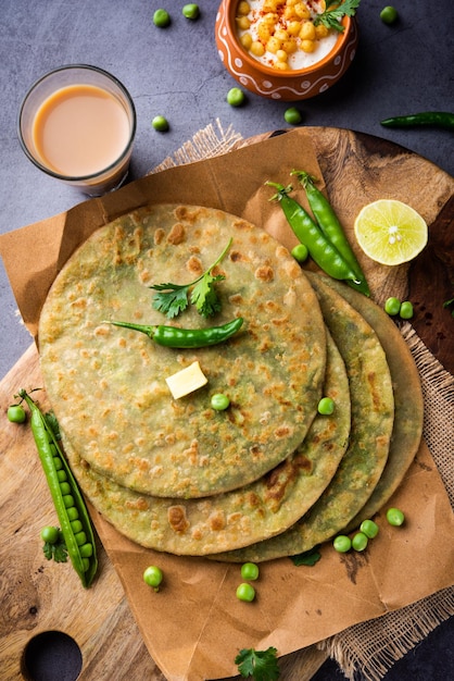 Paratha di piselli o piadina o matar parathas con cagliata e tè caldo