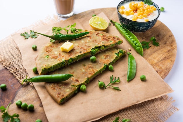 Paratha di piselli o piadina o matar parathas con cagliata e tè caldo