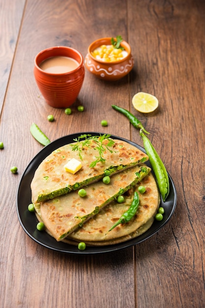 Paratha di piselli o piadina o matar parathas con cagliata e tè caldo