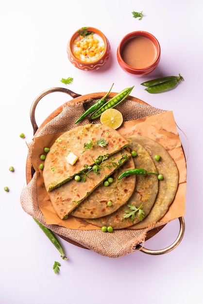 Paratha di piselli o piadina o matar parathas con cagliata e tè caldo