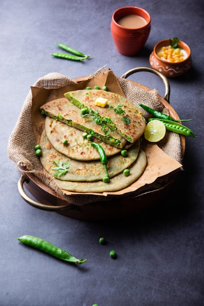 Paratha di piselli o piadina o matar parathas con cagliata e tè caldo