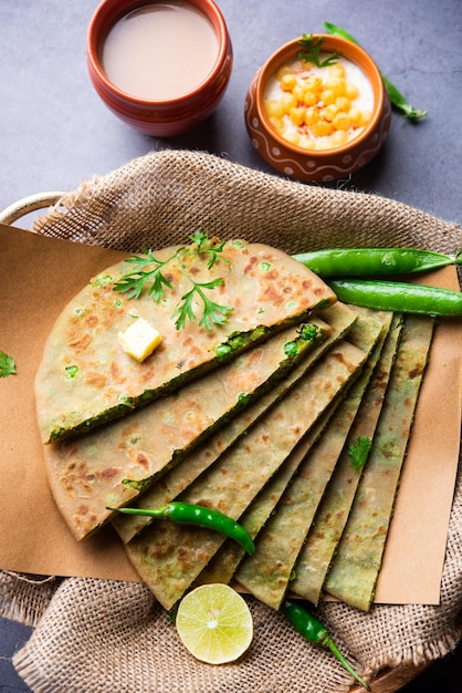 Paratha di piselli o piadina o matar parathas con cagliata e tè caldo