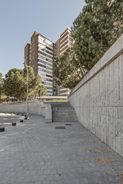 Parcheggia in Calle 30 a Madrid con molti alberi