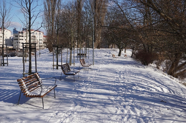 Parcheggia in inverno durante il giorno