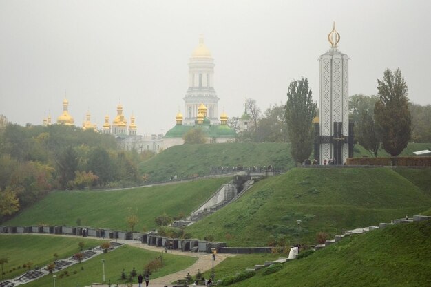 Parcheggia sulle colline nella nebbia la città di Kiev la capitale dell'Ucraina