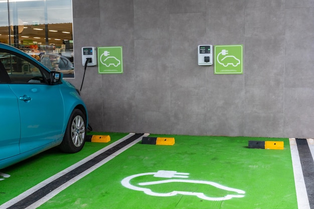 Parcheggio auto elettrica di colore verde per parcheggio e ricarica. Veicoli per migliorare l'ambiente senza benzina