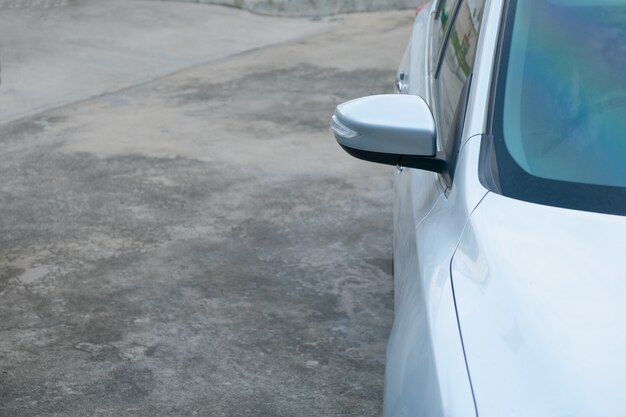 Parcheggio auto su strada