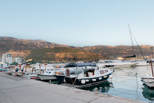 Parcheggio barche e yacht vicino al resort Sveti Stefan in Montenegro