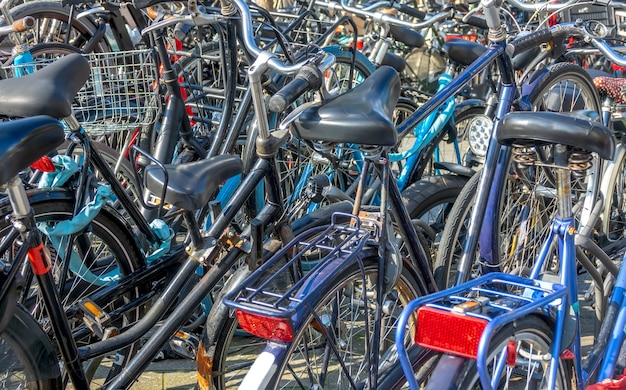 Parcheggio biciclette in una giornata di sole. Tante biciclette vecchie e nuove