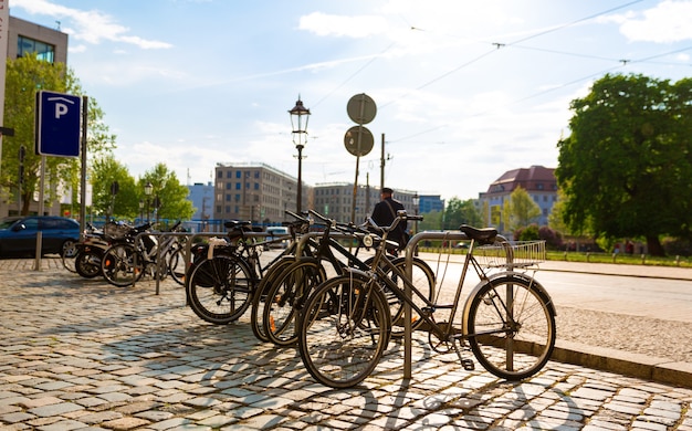 Parcheggio biciclette nell'antica città europea. Turismo estivo e viaggi, famoso punto di riferimento europeo, luoghi popolari popular