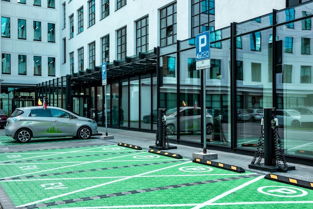 Parcheggio con stazione di ricarica