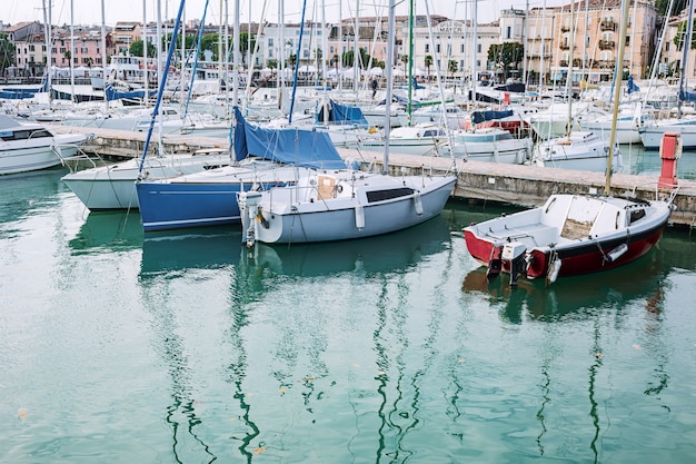 Parcheggio dell'yacht nel porto, yacht club del porto, Italia. Splendidi yacht nel cielo blu