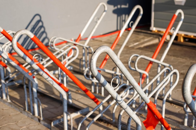 parcheggio delle biciclette di fronte al negozio