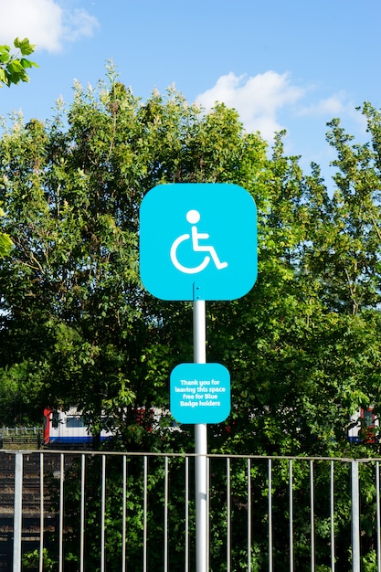 Parcheggio di segno di disabilità all&#39;aperto