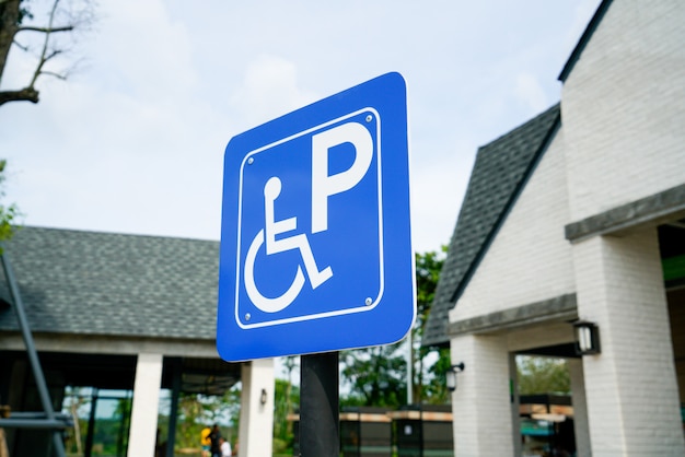 Parcheggio disabili del segno alla stazione di servizio