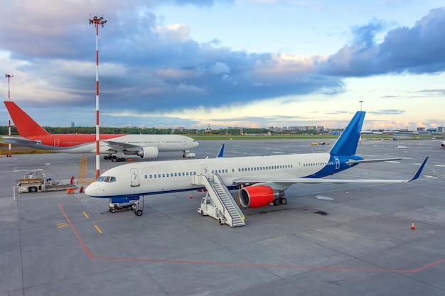 Parcheggio in aeroporto due aerei passeggeri in attesa di volo