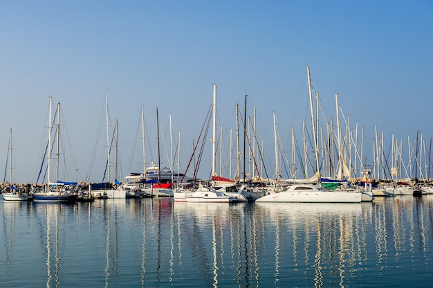 Parcheggio marittimo di barche e yacht