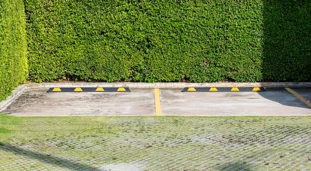 Parcheggio pavimento in cemento con fermaruota colore nero e giallo