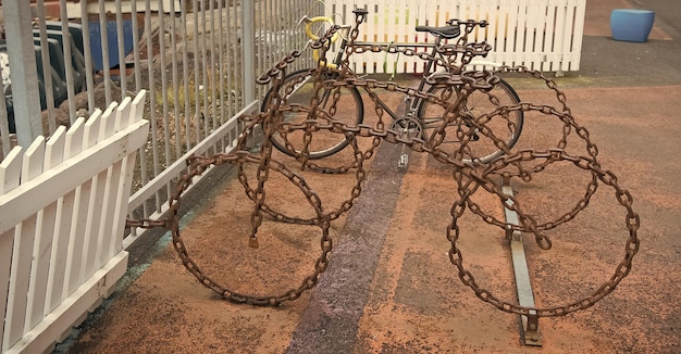 Parcheggio per biciclette come oggetto d'arte Cultura e infrastruttura ciclistica Parcheggio per biciclette realizzato con brutali catene di metallo Lascia qui la tua bicicletta Sistema di trasporto per biciclette Infrastruttura urbana per biciclette