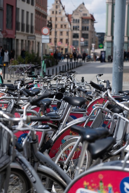 parcheggio per biciclette nel centro di una città europea Trasporto alternativo
