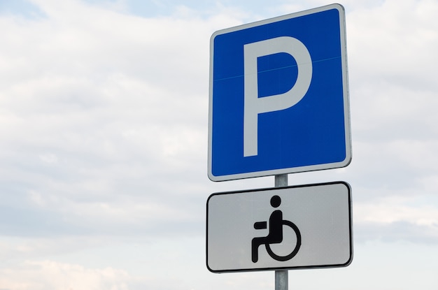 Parcheggio Roadsign con tavoletta bianca per disabili