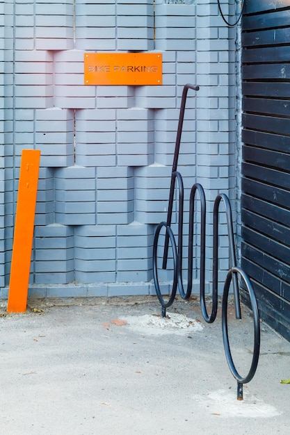 Parcheggio vuoto per biciclette in città Luoghi pubblici per parcheggiare le biciclette