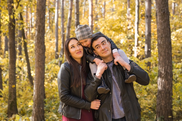 Parchi, natura e concetto di famiglia - Famiglia felice che cammina nel parco.