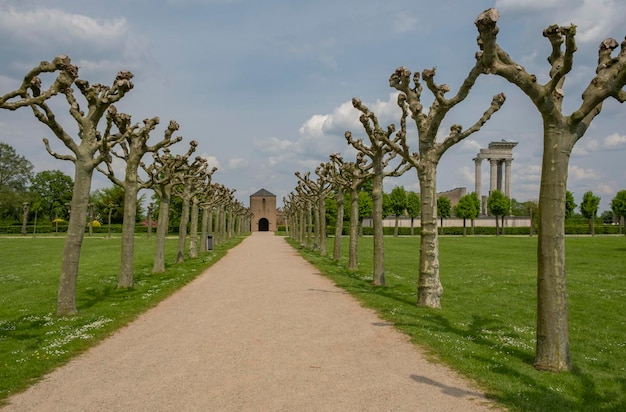 Parco archeologico di Xanten Germania pilastri architettonici contro il cielo blu