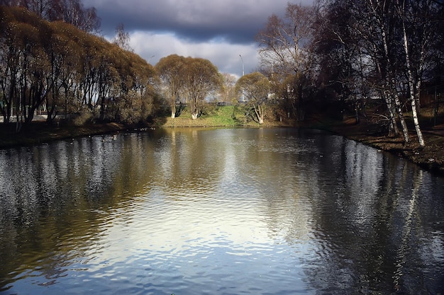 parco autunnale nel paesaggio di sfondo della città, vista astratta autunnale