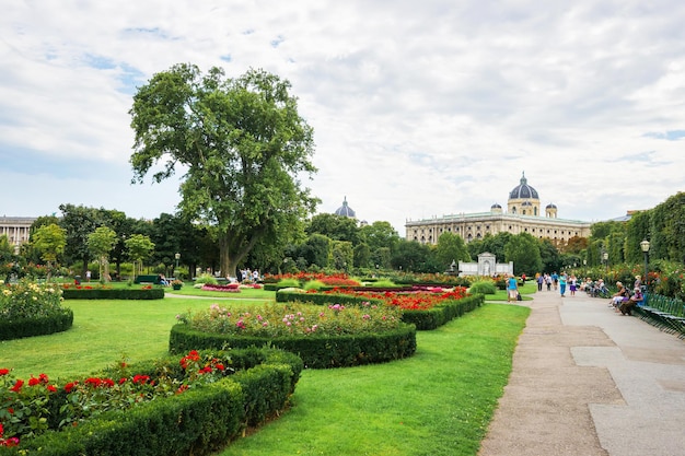 Parco del giardino della gente nel palazzo di Hofburg, Vienna, Austria. Turisti sullo sfondo