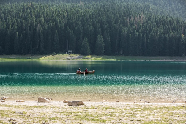 Parco del Lago Nero Crno jezero Durmitor 21 settembre 2016 Persone che navigano su una barca sul Lago Nero Crno jezero un lago sul Monte Durmitor nel Comune di Zabljak Montenegro